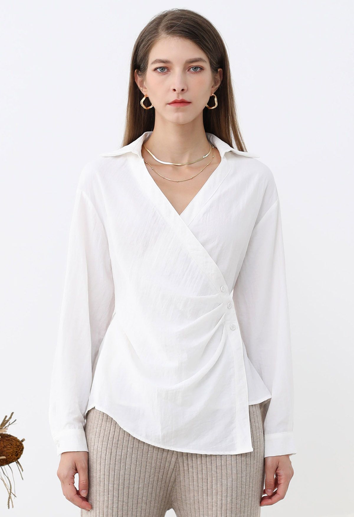 Chemise portefeuille boutonnée à col et plis latéraux en blanc