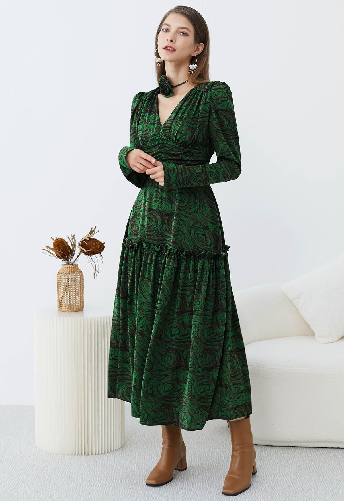 Robe mi-longue froncée à col en V et ras du cou de couleur vert foncé