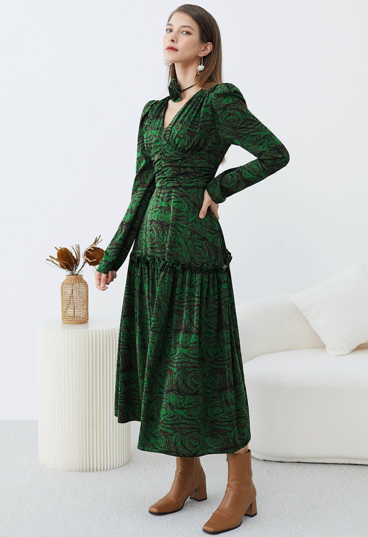 Robe mi-longue froncée à col en V et ras du cou de couleur vert foncé