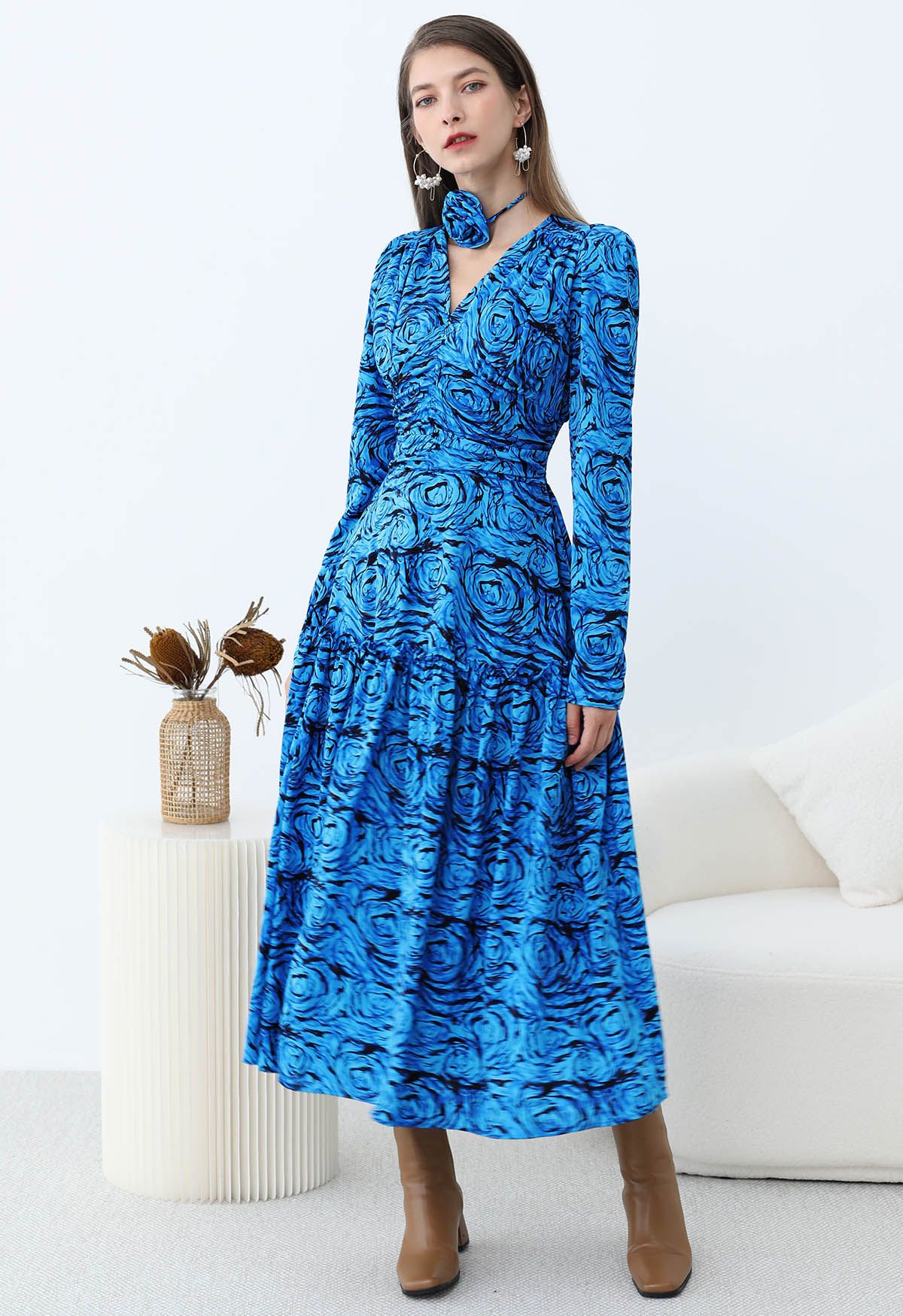 Robe mi-longue froncée à col en V avec tour de cou et motif rose fantastique en bleu