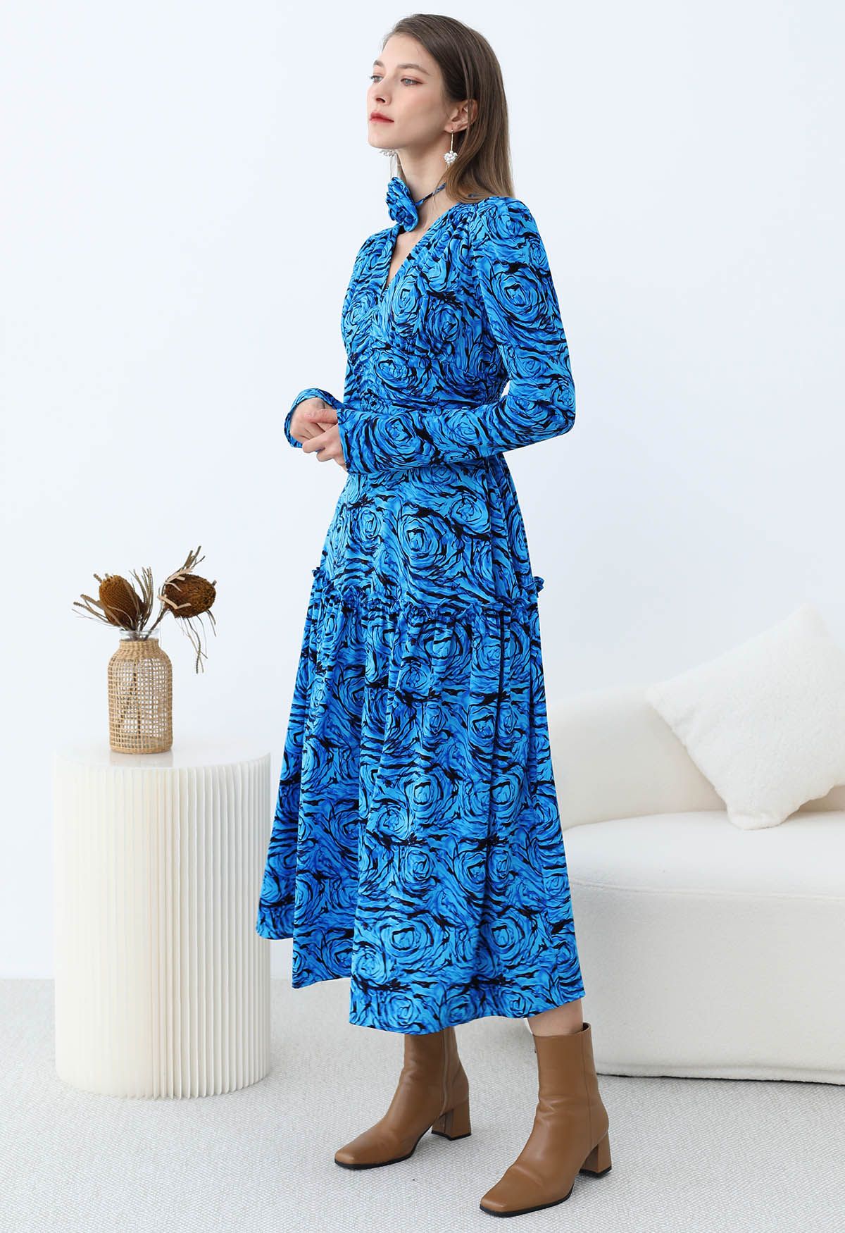 Robe mi-longue froncée à col en V avec tour de cou et motif rose fantastique en bleu