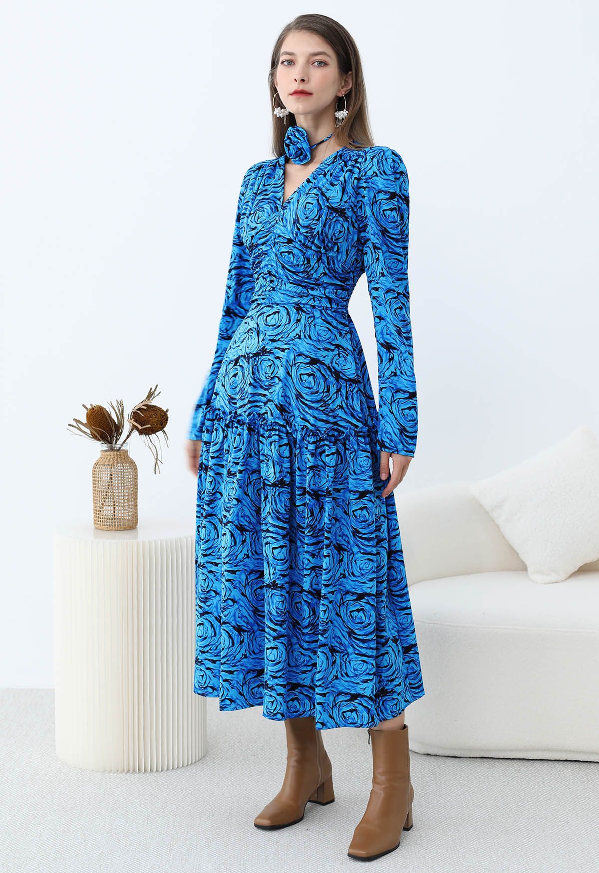 Robe mi-longue froncée à col en V avec tour de cou et motif rose fantastique en bleu