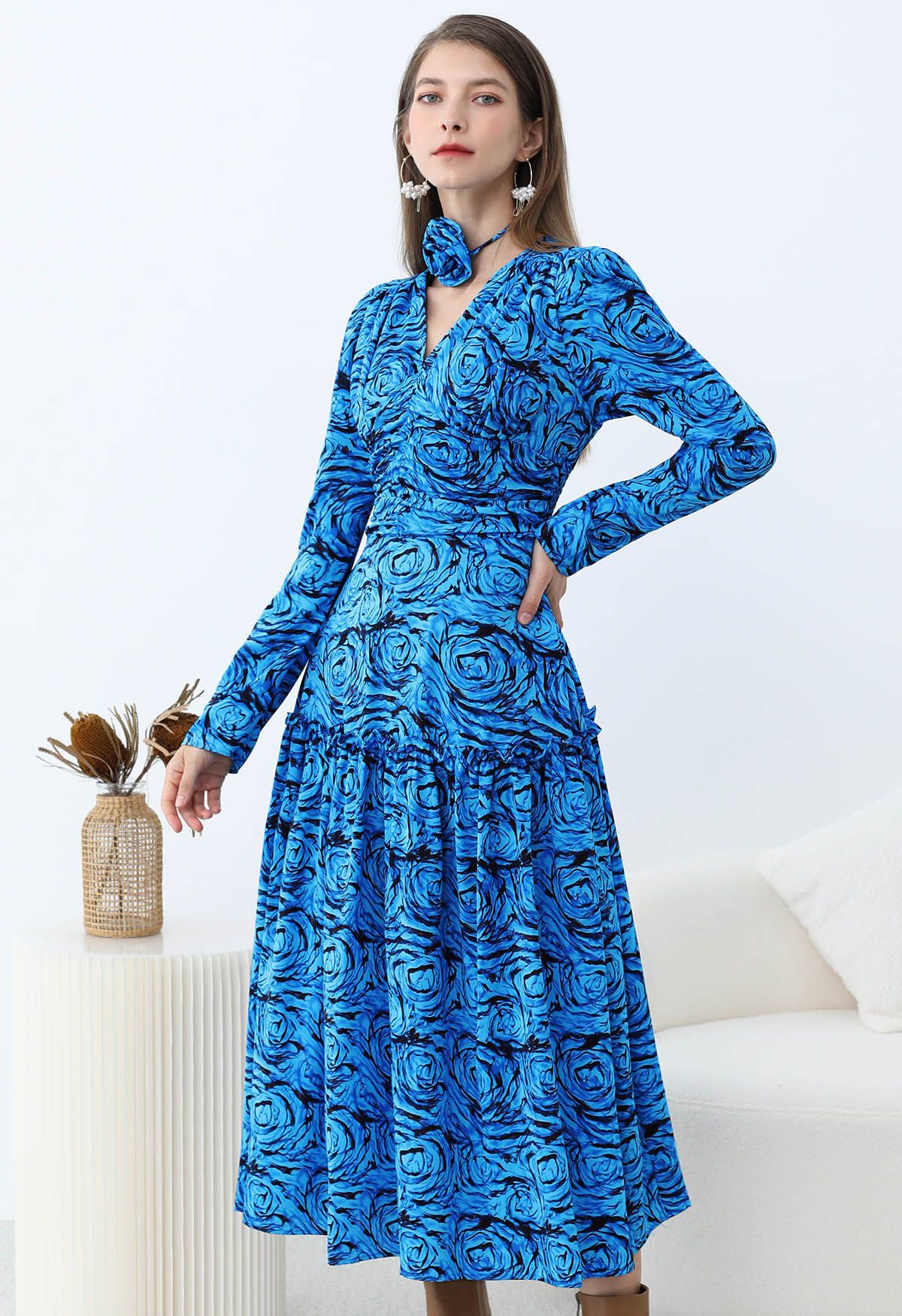 Robe mi-longue froncée à col en V avec tour de cou et motif rose fantastique en bleu