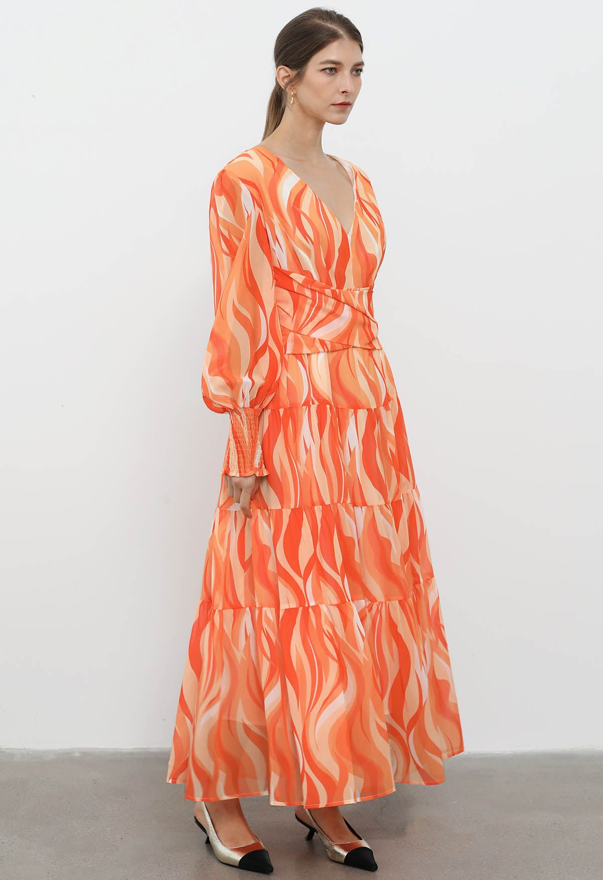 Robe longue en mousseline de soie à taille croisée et vagues orange