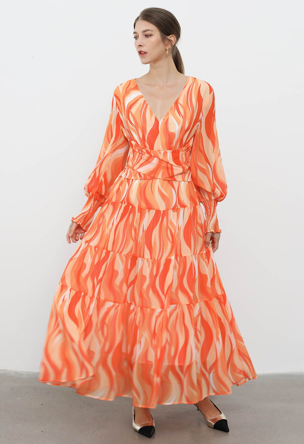 Robe longue en mousseline de soie à taille croisée et vagues orange