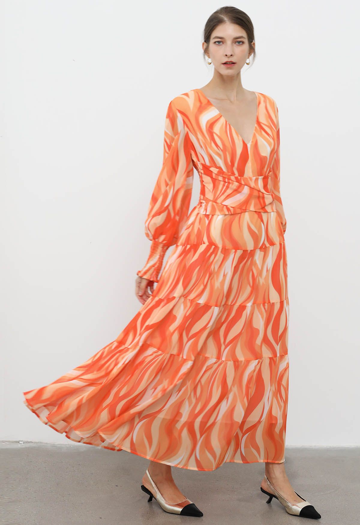 Robe longue en mousseline de soie à taille croisée et vagues orange