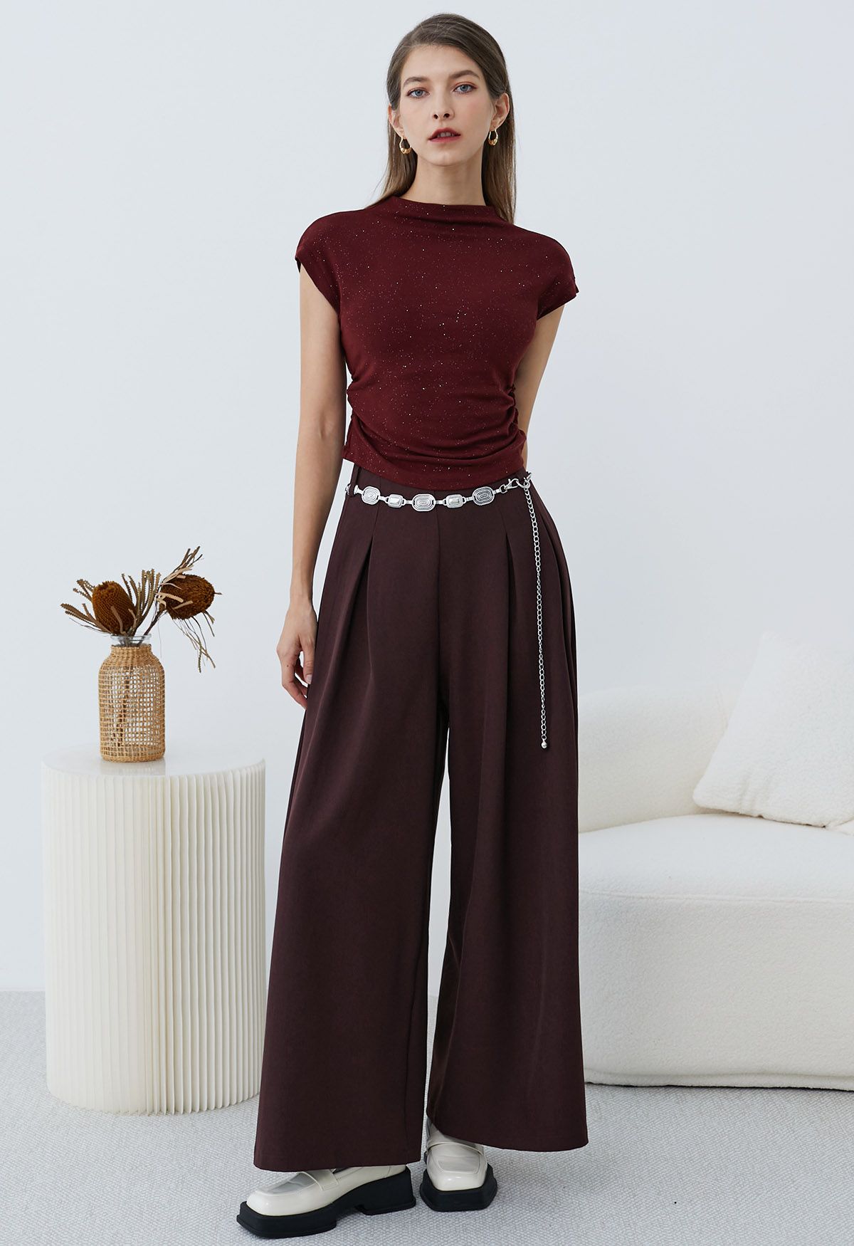 Pantalon Palazzo plissé orné de chaînes en bordeaux