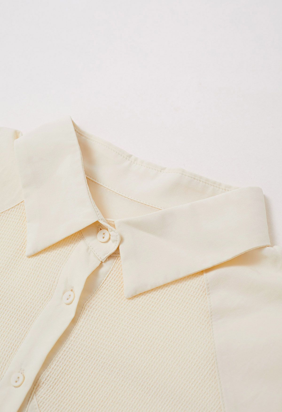 Chemise boutonnée en coton à empiècements géométriques couleur crème