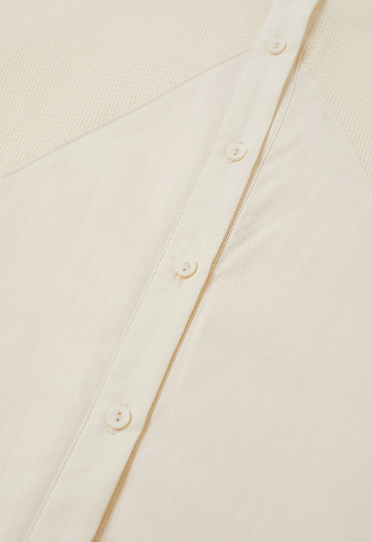 Chemise boutonnée en coton à empiècements géométriques couleur crème