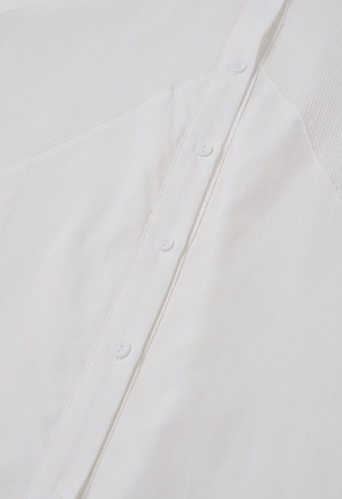 Chemise boutonnée en coton à empiècements géométriques en blanc