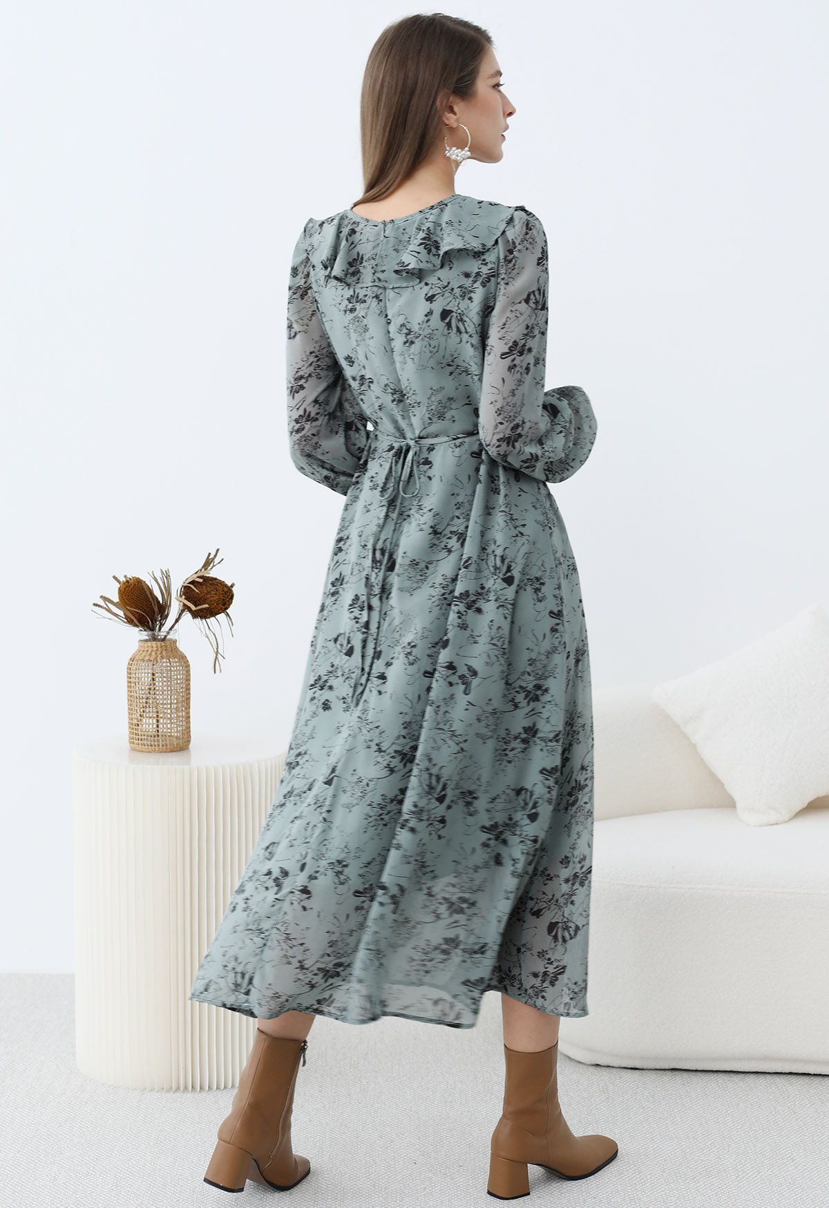 Robe mi-longue en mousseline à volants et col en V à motif floral serein en menthe