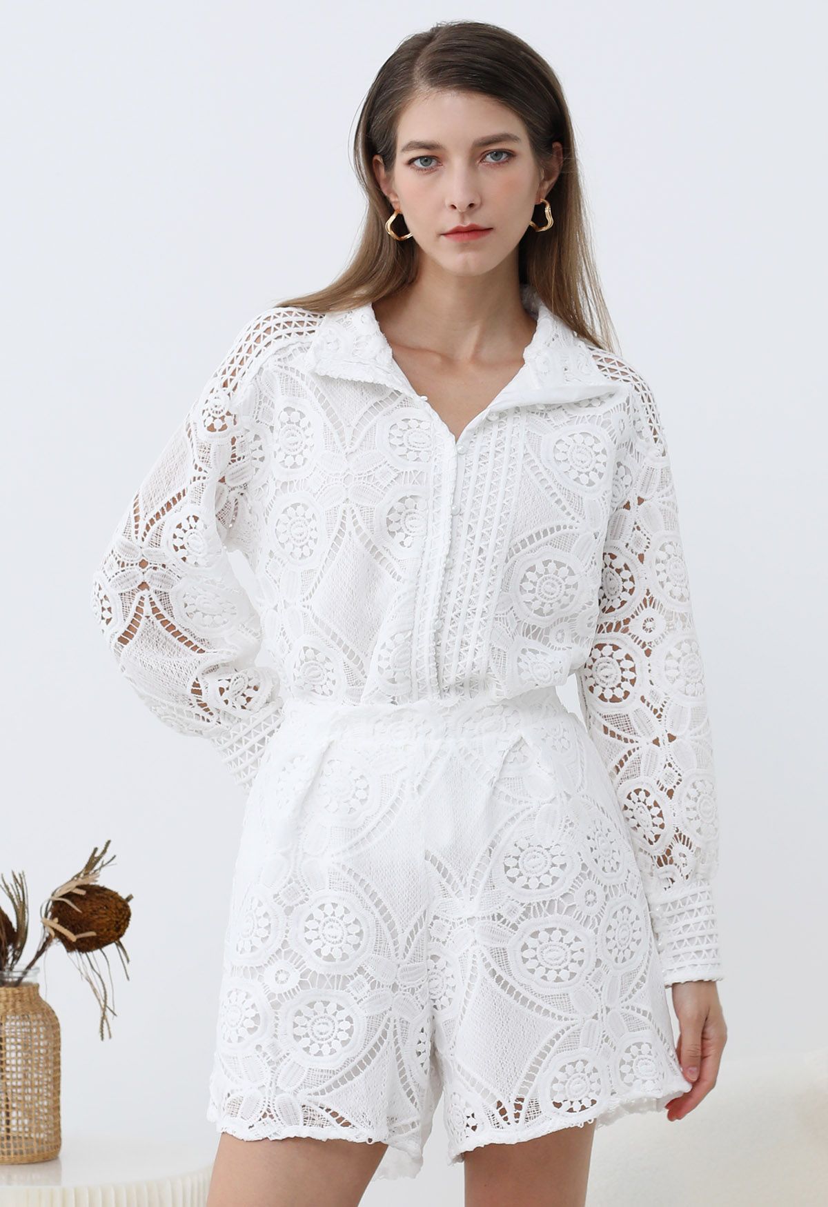 Ensemble chemise boutonnée et short en dentelle guipure blanche