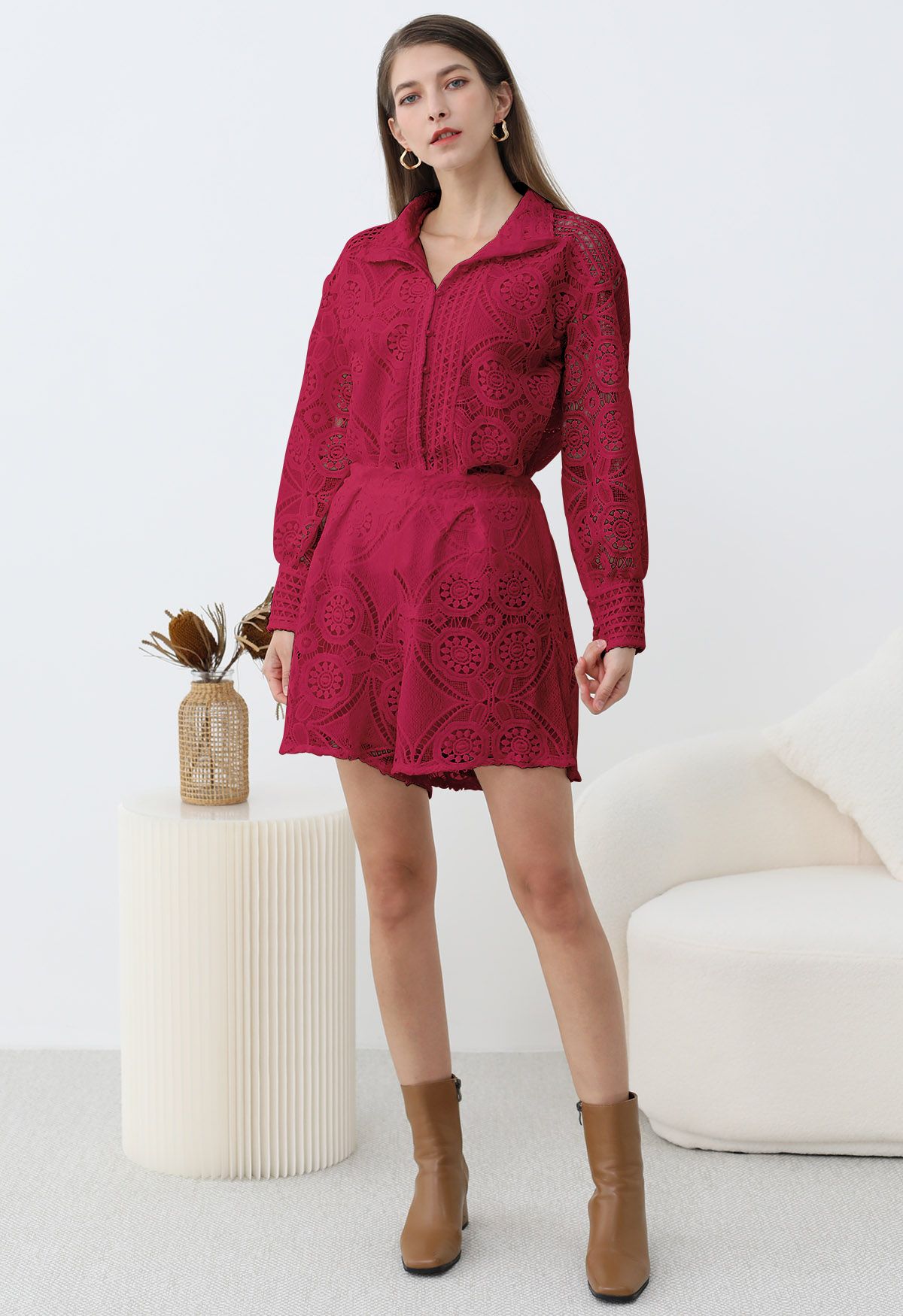 Ensemble chemise boutonnée et short en dentelle guipure en rouge rose