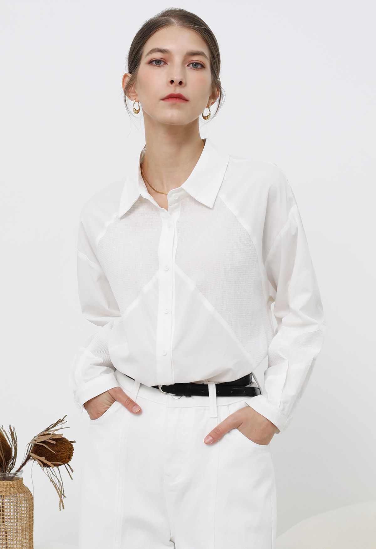 Chemise boutonnée en coton à empiècements géométriques en blanc