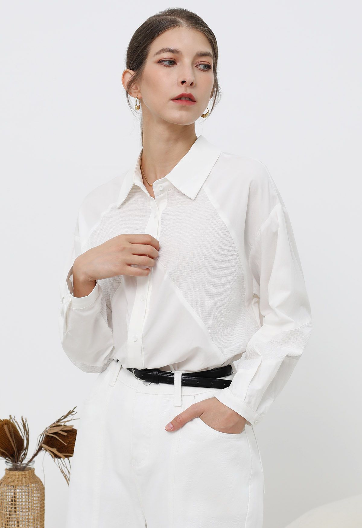 Chemise boutonnée en coton à empiècements géométriques en blanc