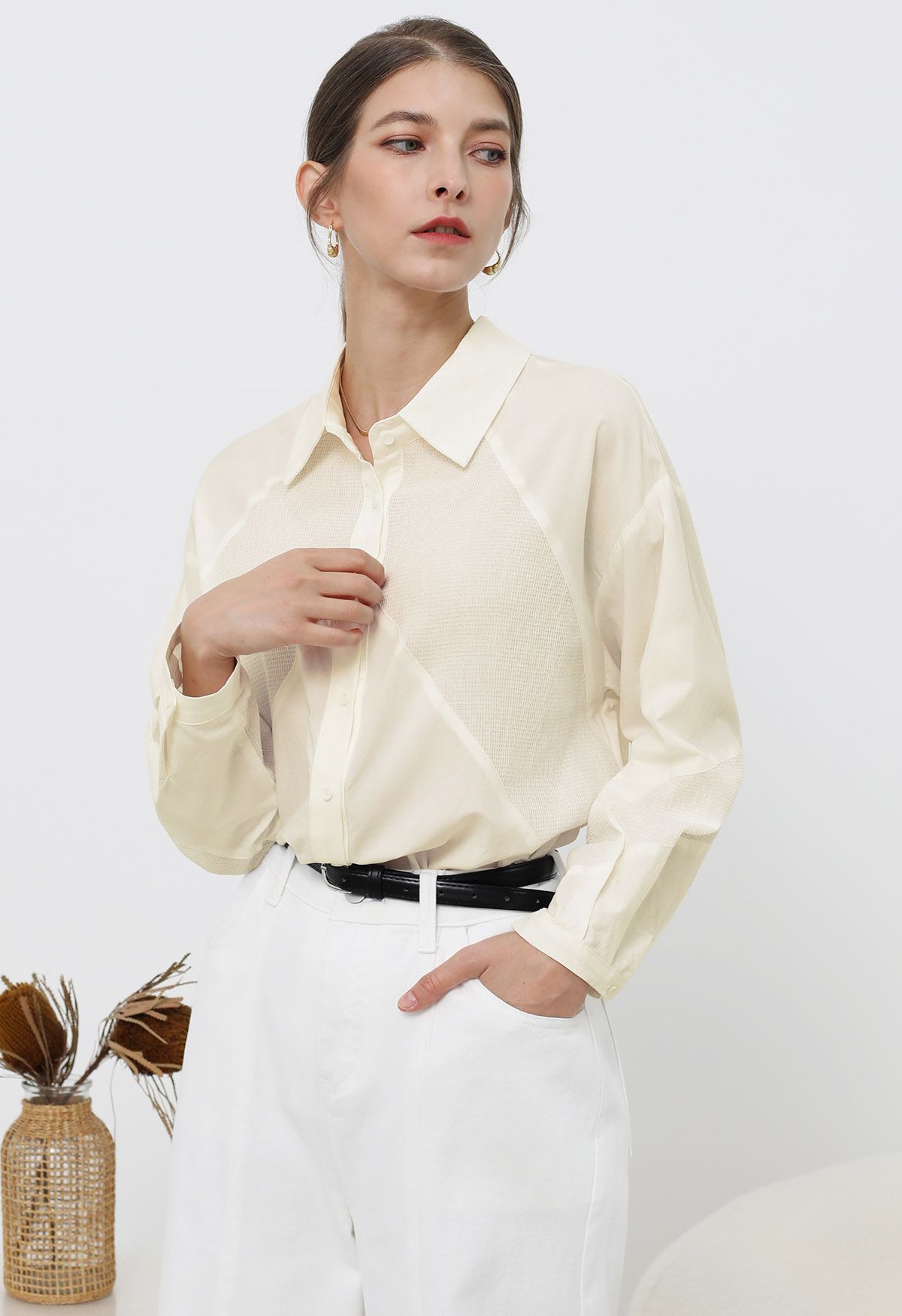 Chemise boutonnée en coton à empiècements géométriques couleur crème