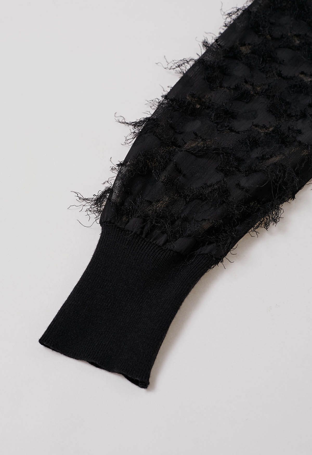 Haut en tricot cache-cœur à manches en maille fleurie duveteuse en noir