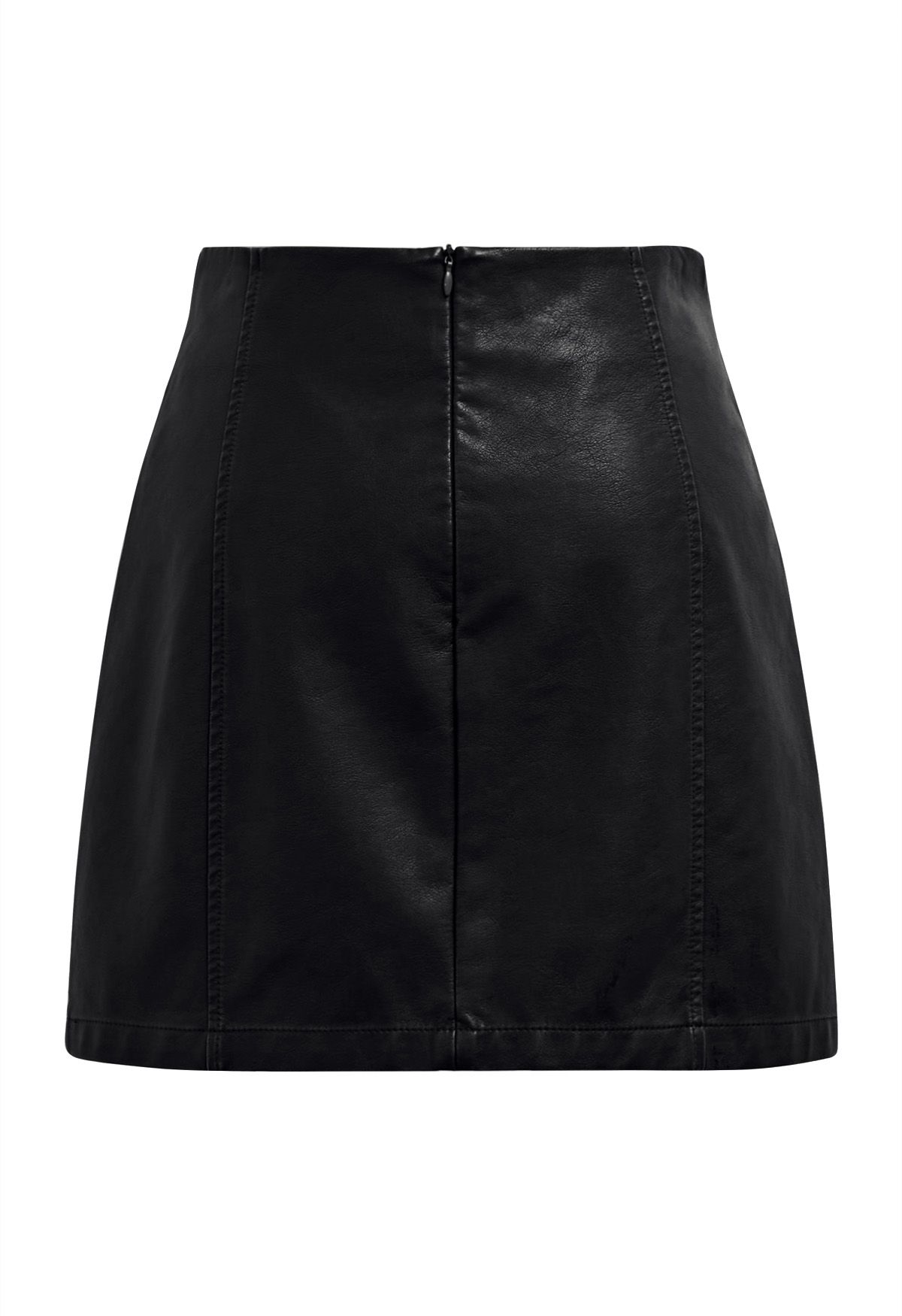 Jupe-short en similicuir noir avec ceinture bien conçue