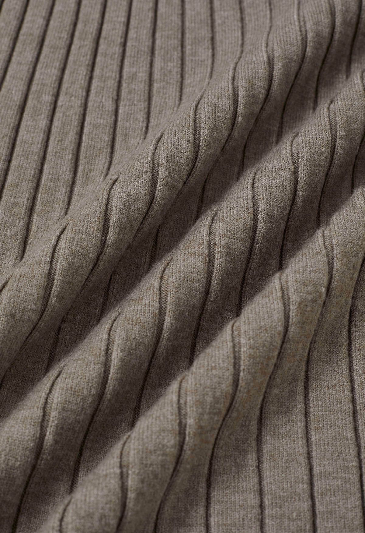 Robe mi-longue en maille côtelée à encolure découpée en taupe