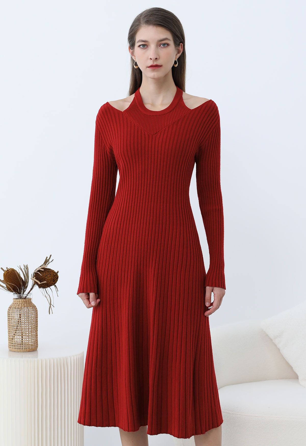 Robe mi-longue en maille côtelée à encolure découpée en rouge