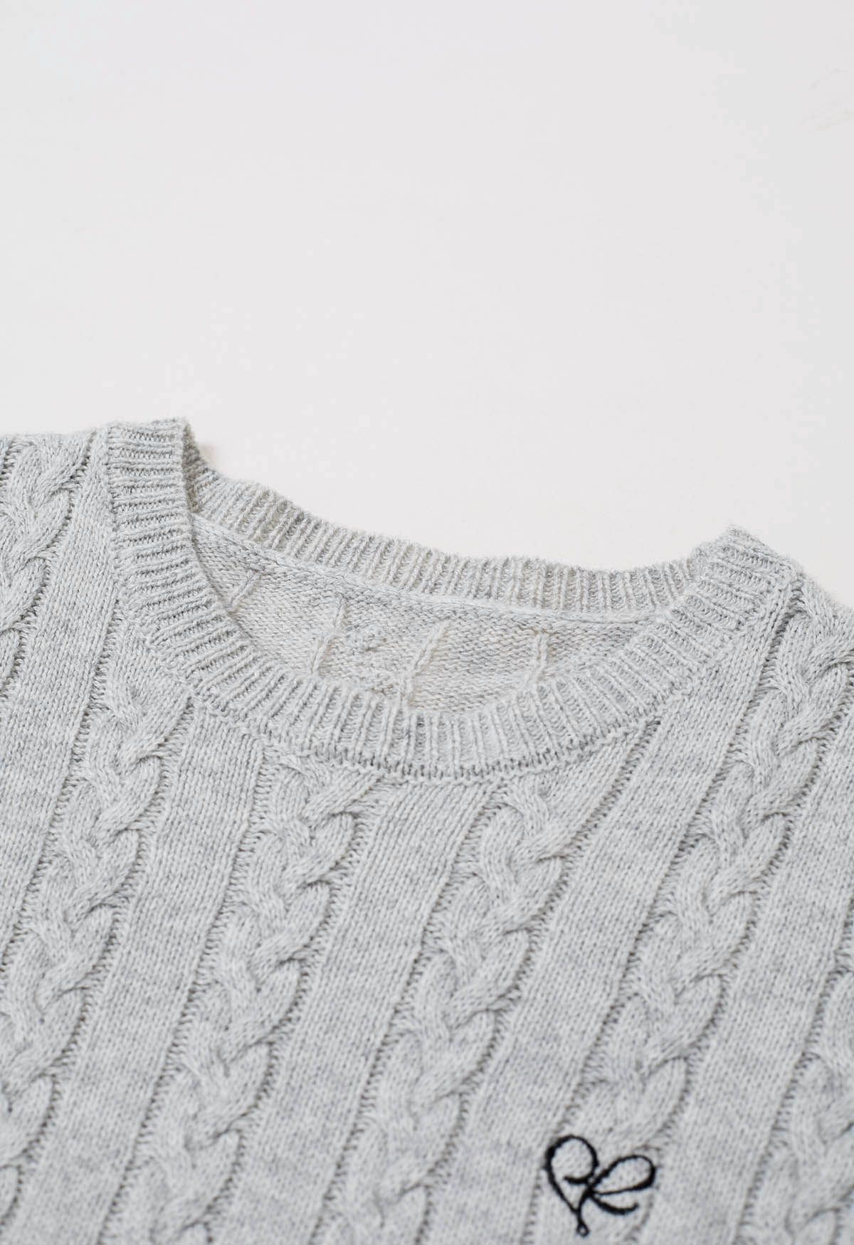 Pull à manches courtes tressé avec cœur brodé en gris