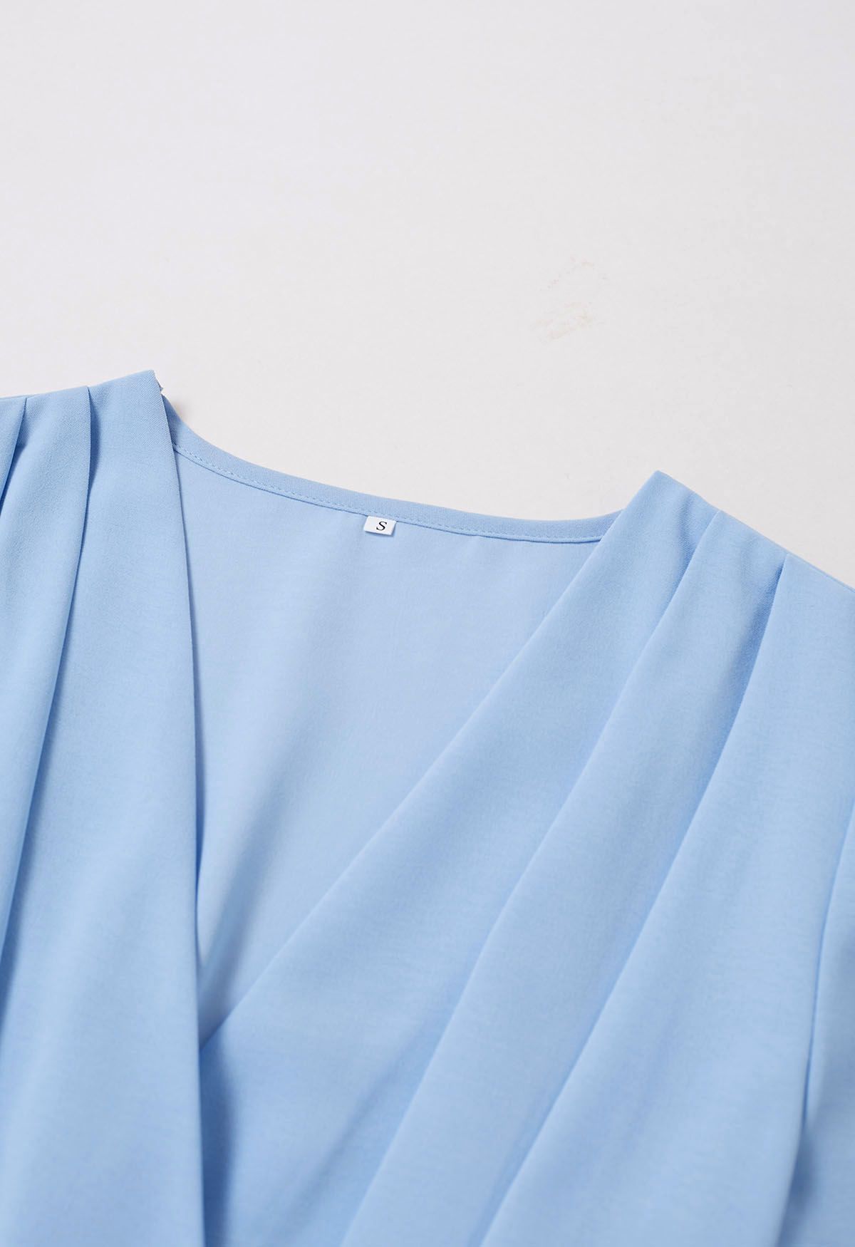 Robe mi-longue portefeuille plissée gracieuse avec ceinture en bleu