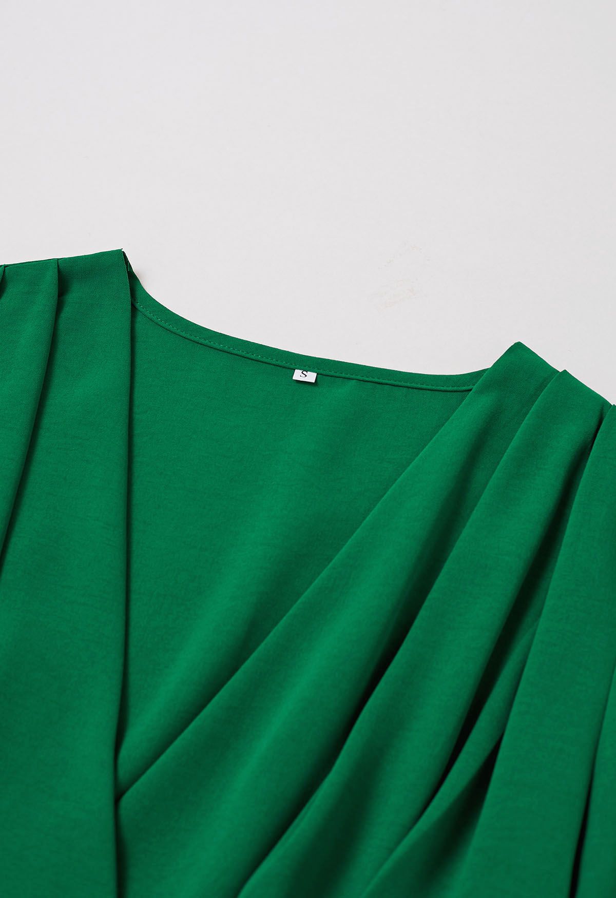 Robe mi-longue portefeuille plissée gracieuse avec ceinture en vert