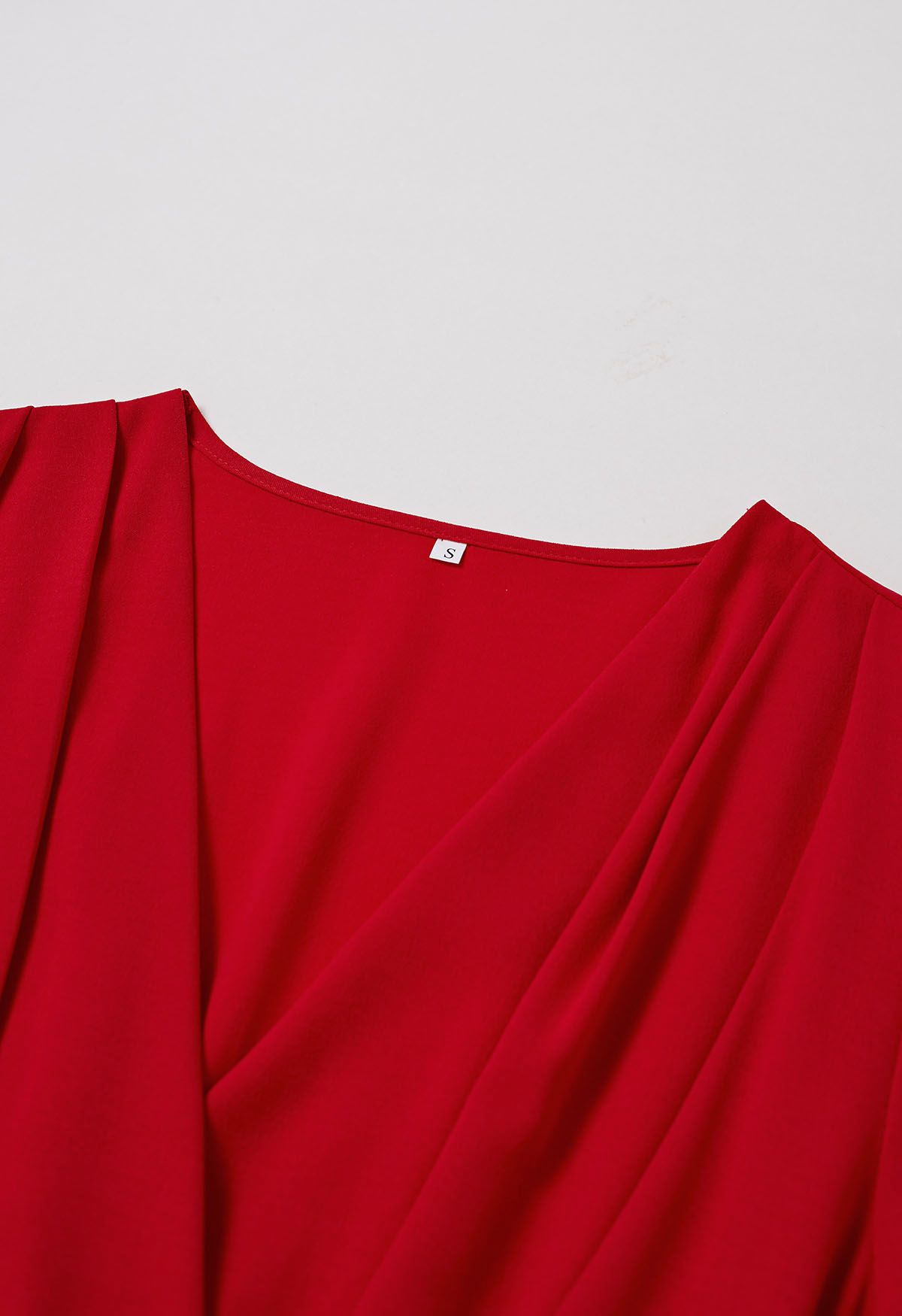 Robe mi-longue portefeuille plissée gracieuse avec ceinture en rouge