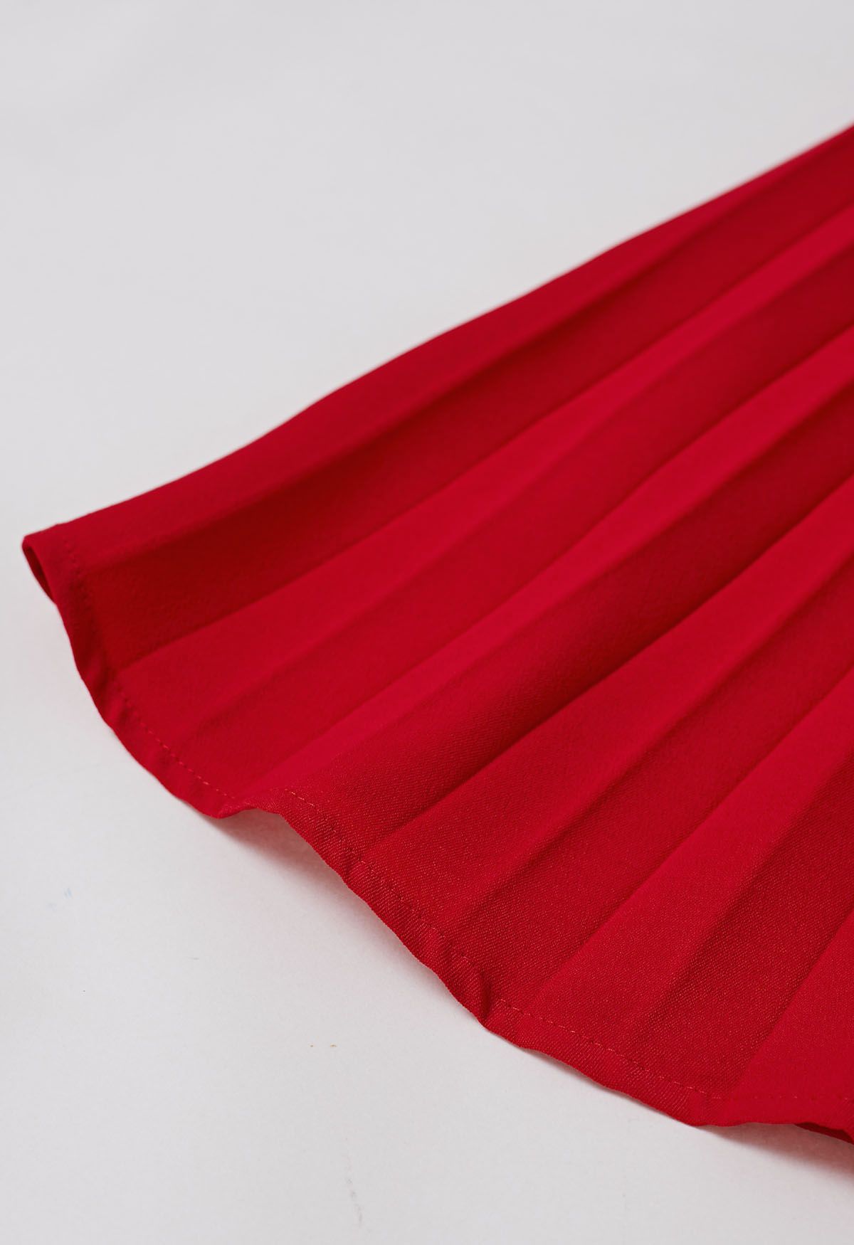 Robe mi-longue portefeuille plissée gracieuse avec ceinture en rouge