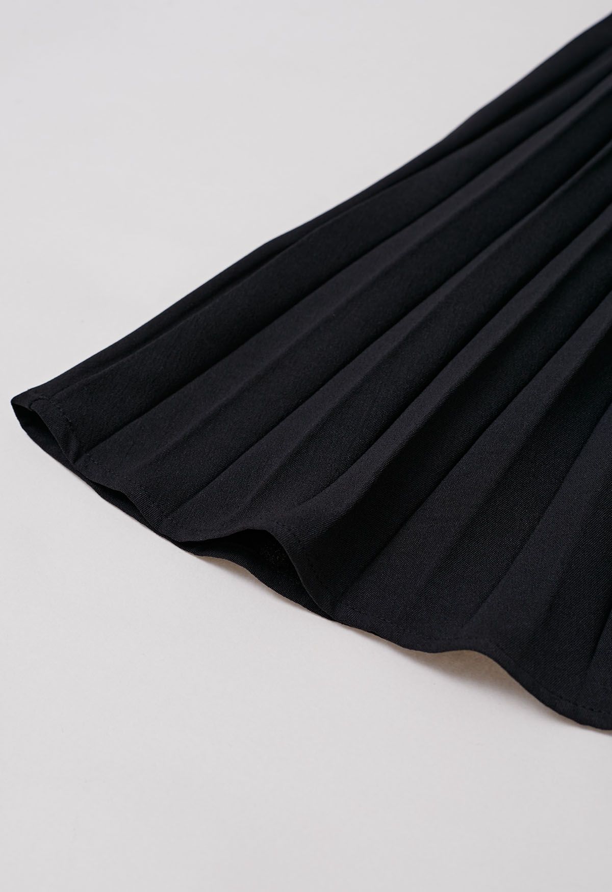 Robe mi-longue portefeuille plissée gracieuse avec ceinture en noir