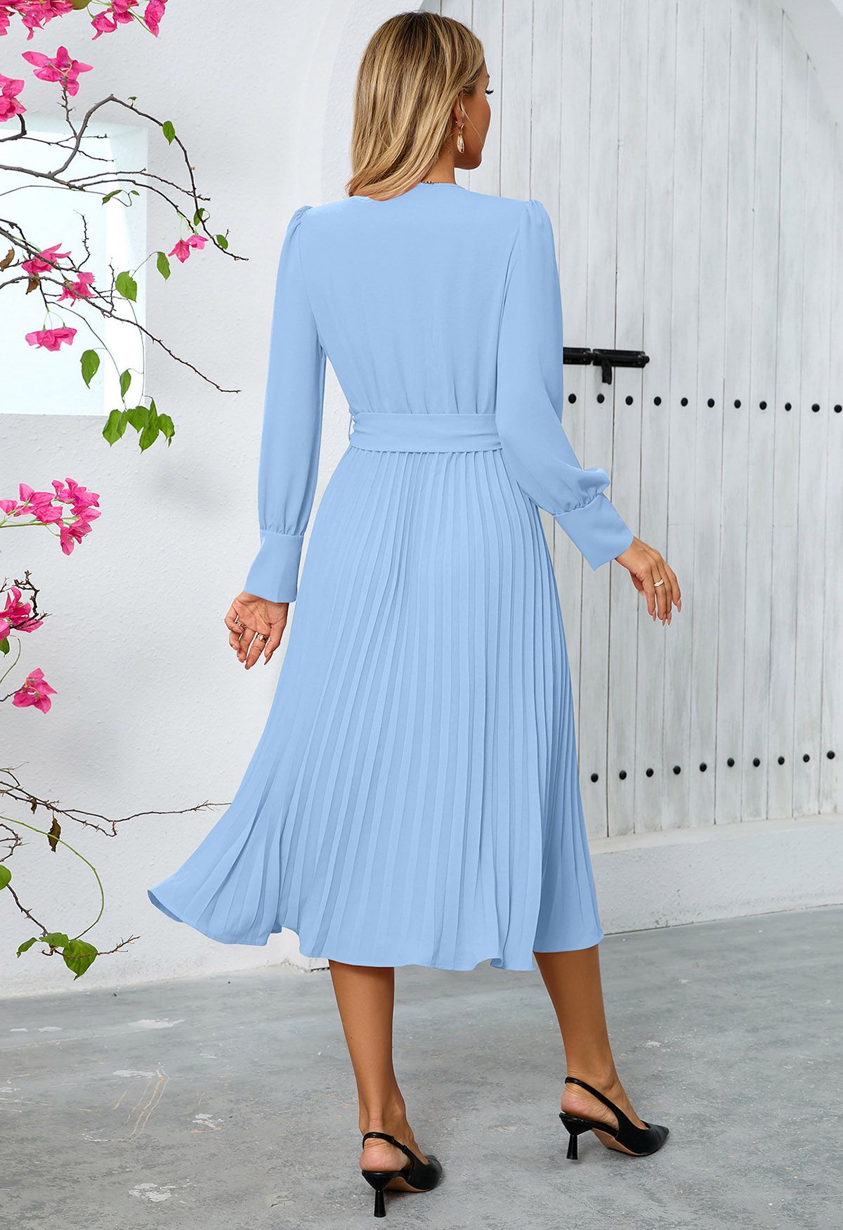 Robe mi-longue portefeuille plissée gracieuse avec ceinture en bleu