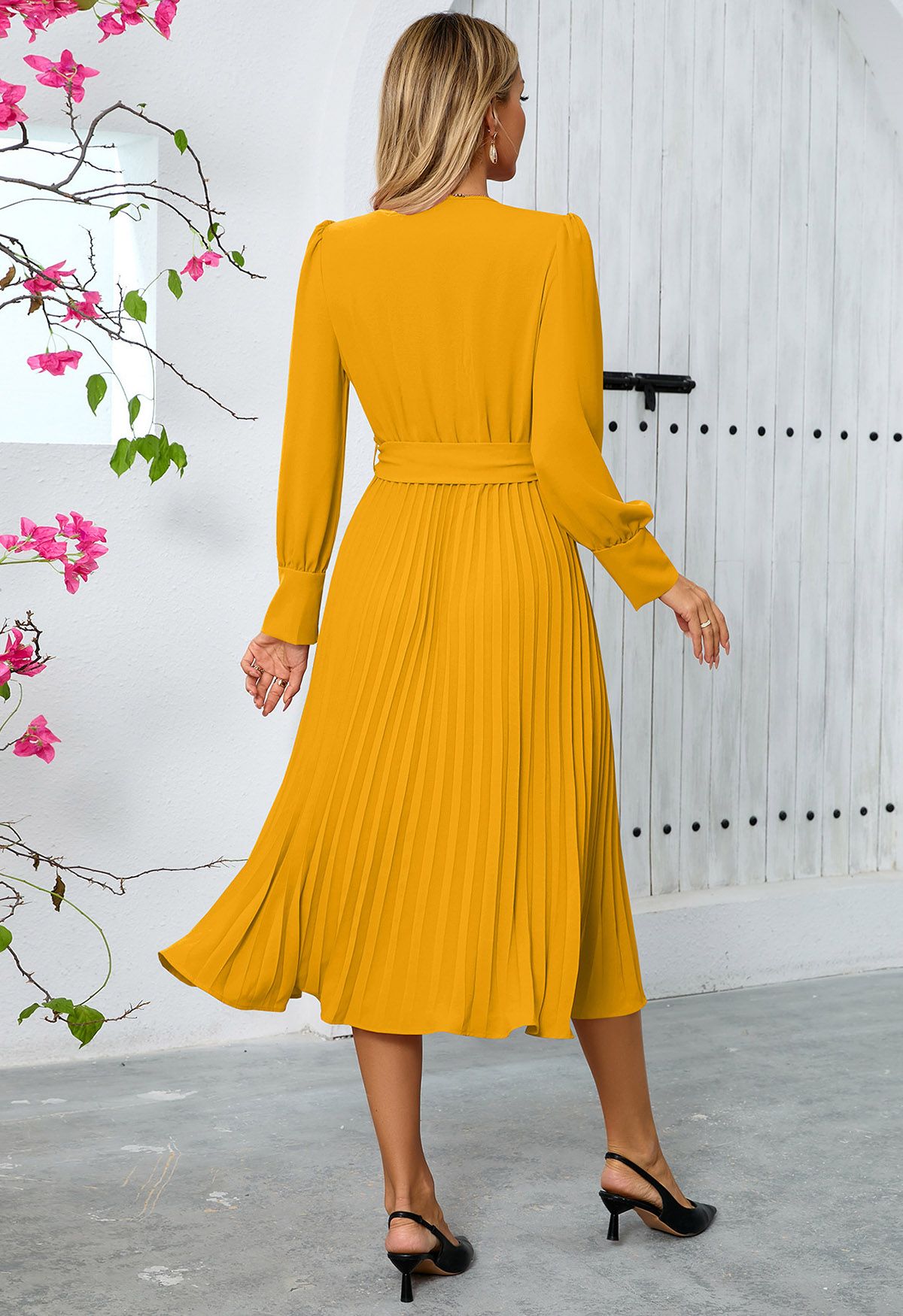 Robe mi-longue portefeuille plissée gracieuse avec ceinture en jaune