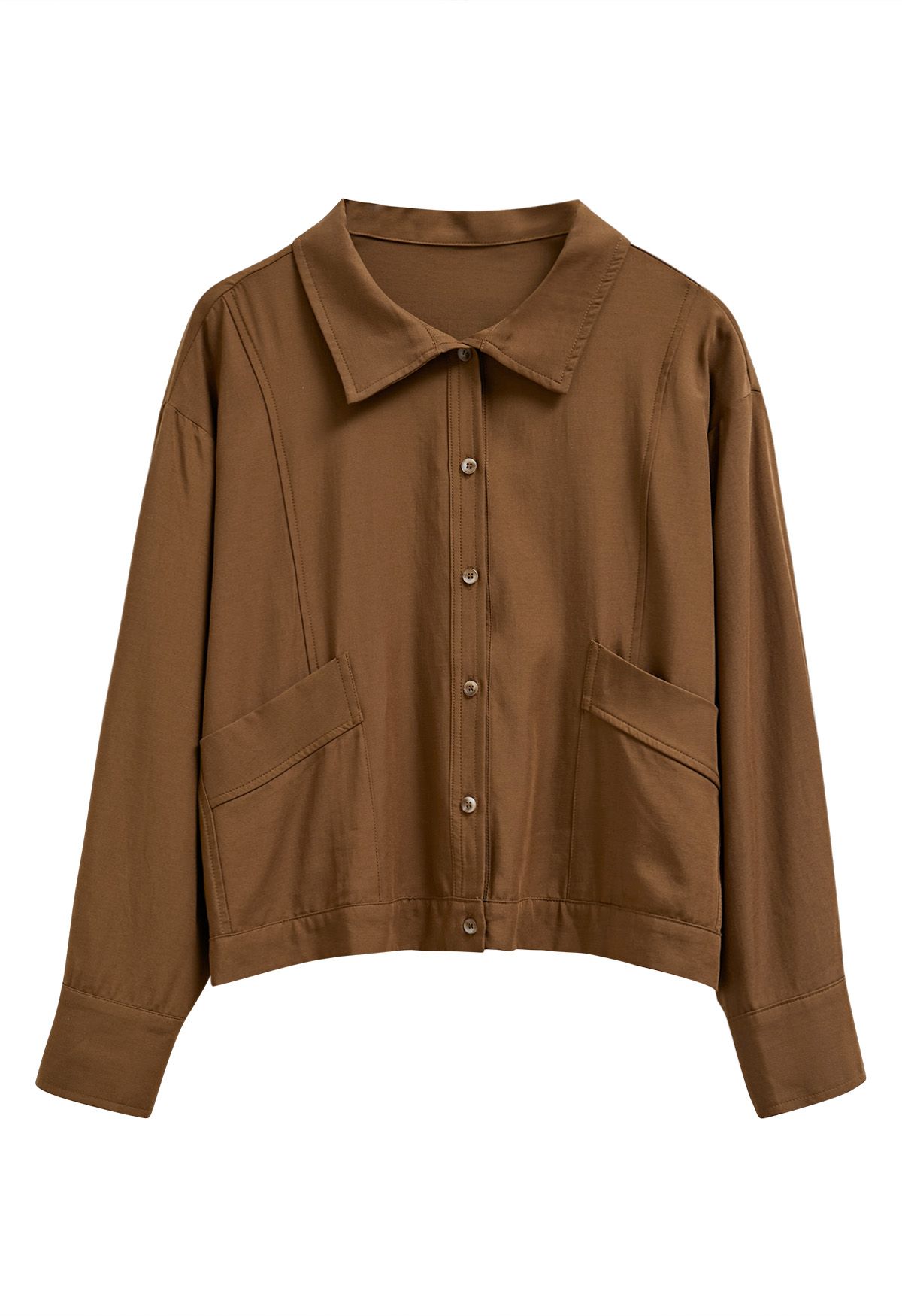 Chemise boutonnée minimaliste avec poche avant en caramel