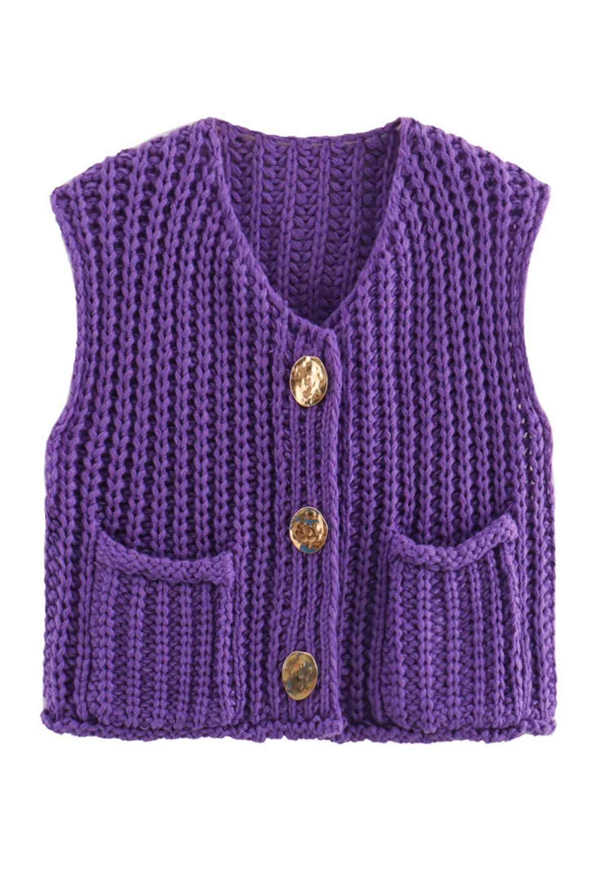 Gilet en tricot épais avec poches plaquées et boutons dorés audacieux en violet