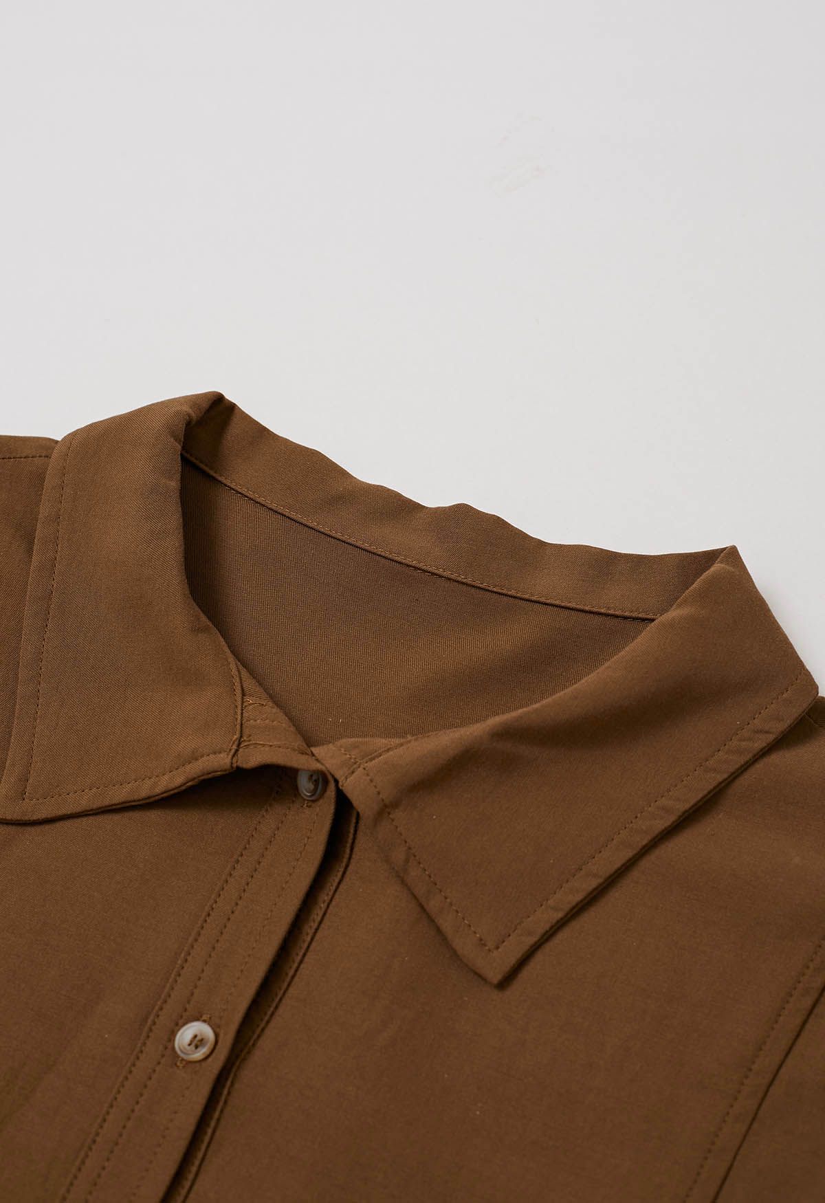 Chemise boutonnée minimaliste avec poche avant en caramel