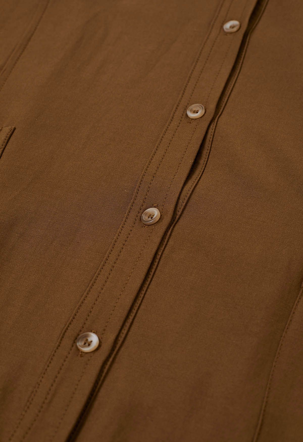 Chemise boutonnée minimaliste avec poche avant en caramel