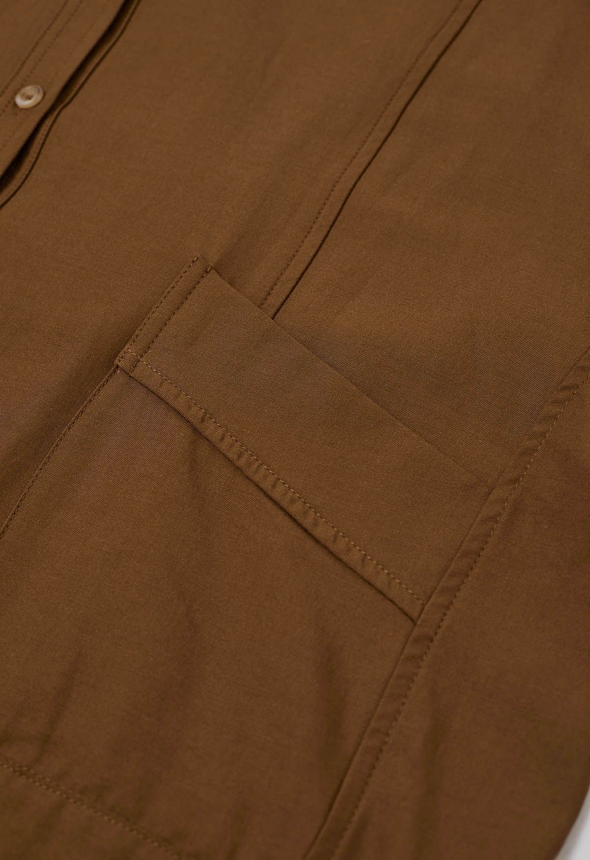 Chemise boutonnée minimaliste avec poche avant en caramel