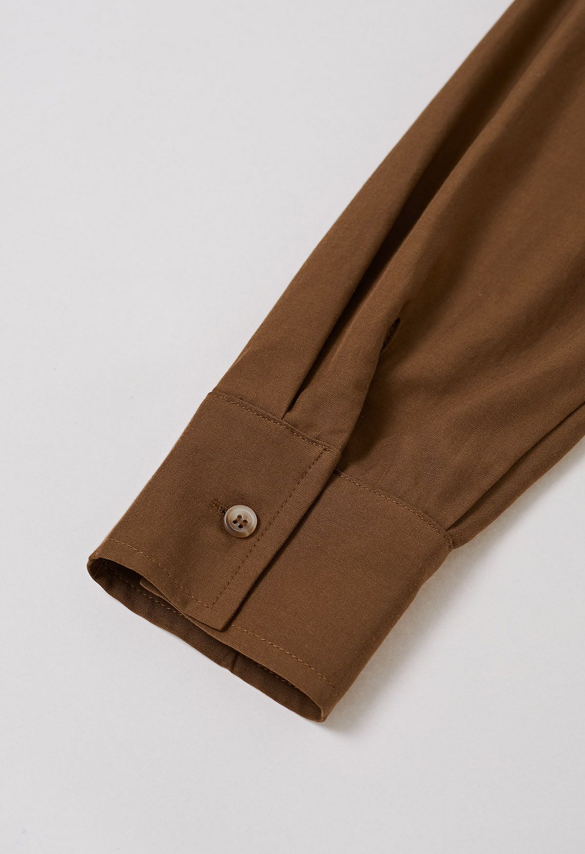 Chemise boutonnée minimaliste avec poche avant en caramel