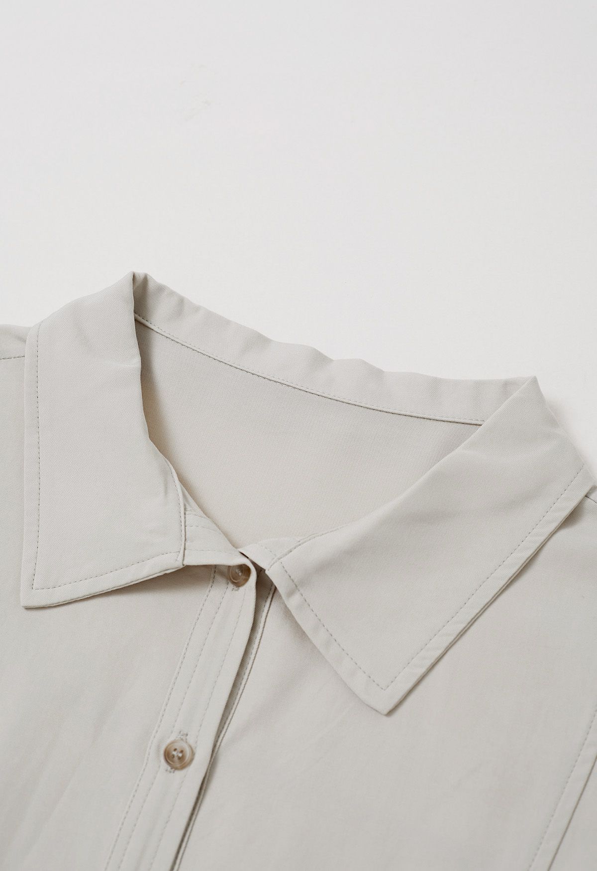 Chemise boutonnée minimaliste avec poche avant en ivoire