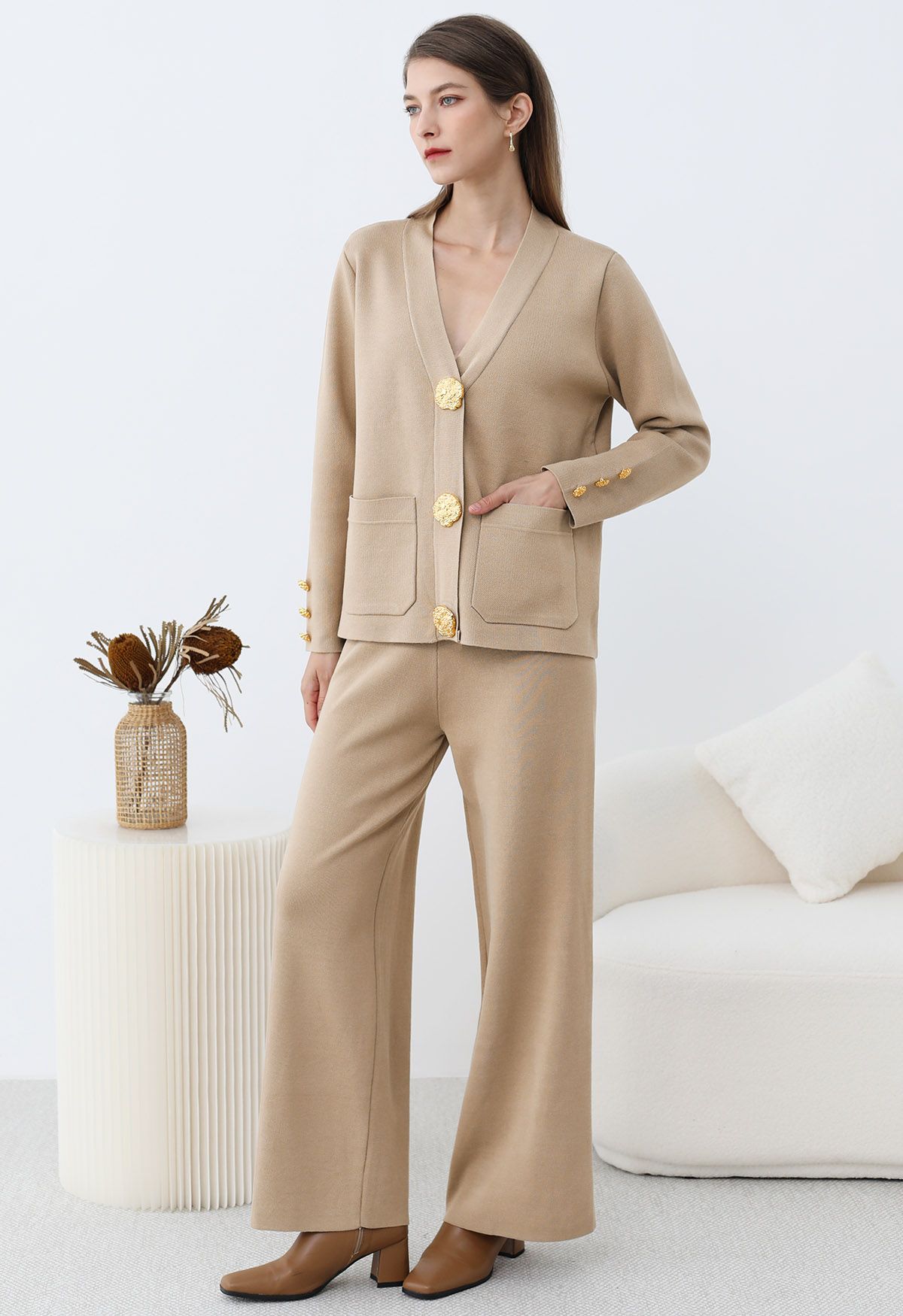 Ensemble cardigan et pantalon en tricot avec poches plaquées et boutons dorés en beige