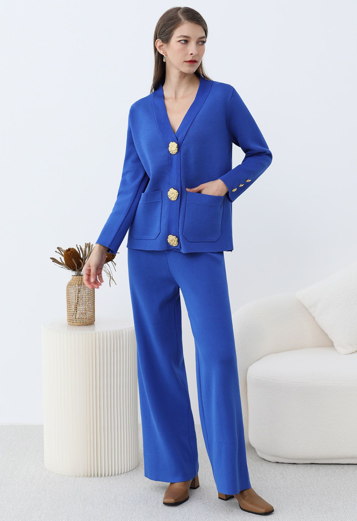 Ensemble cardigan et pantalon en tricot avec poches plaquées et boutons dorés en bleu roi