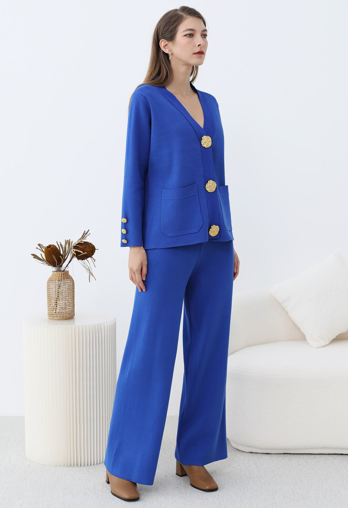 Ensemble cardigan et pantalon en tricot avec poches plaquées et boutons dorés en bleu roi