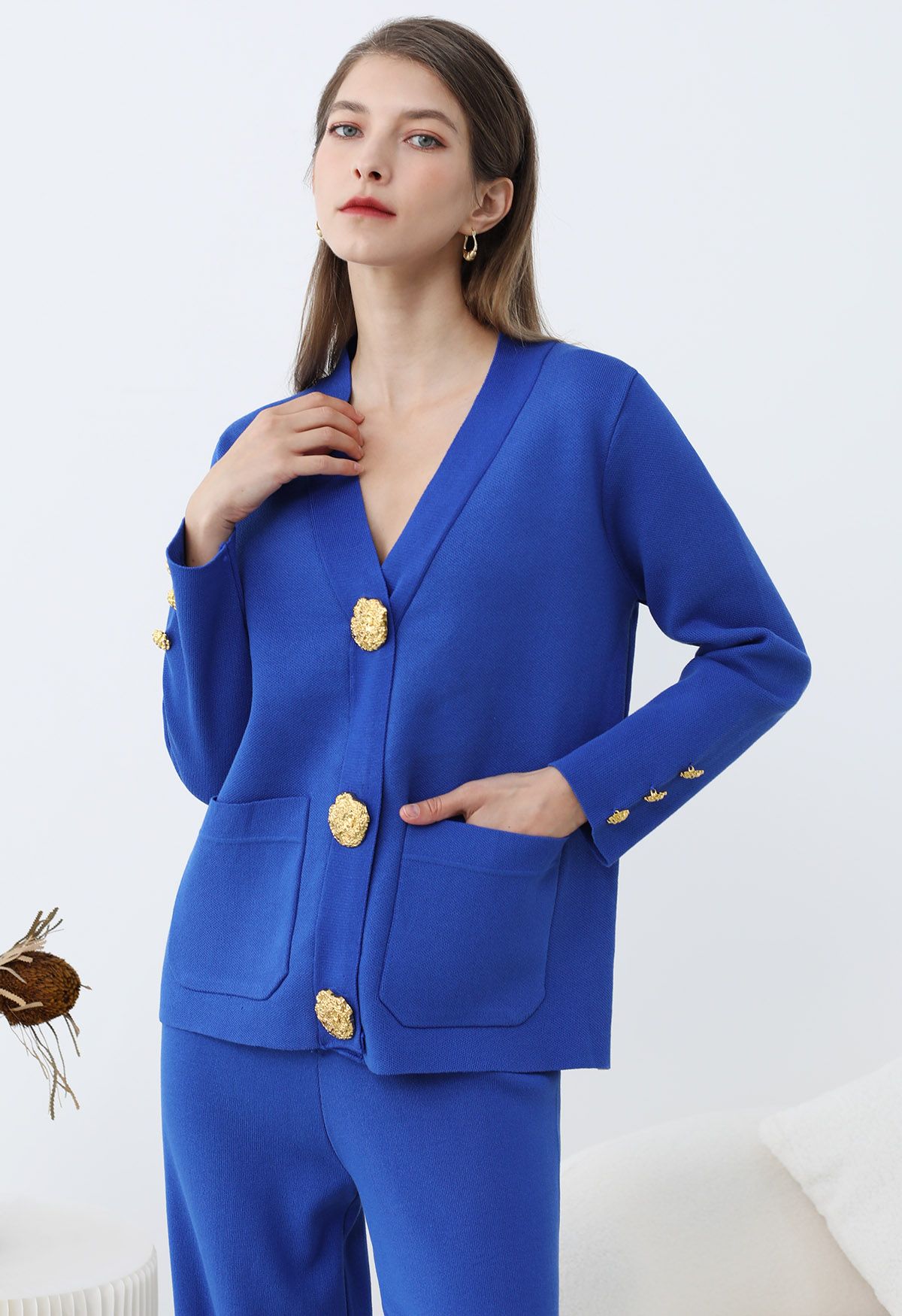 Ensemble cardigan et pantalon en tricot avec poches plaquées et boutons dorés en bleu roi