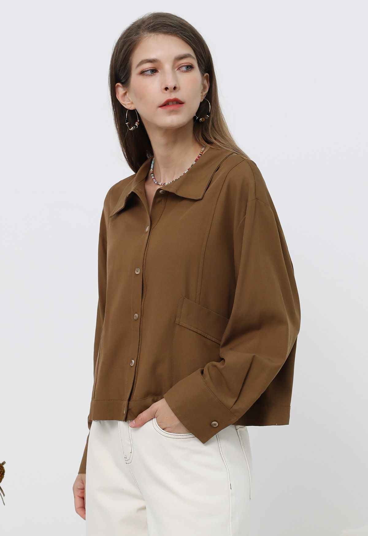 Chemise boutonnée minimaliste avec poche avant en caramel