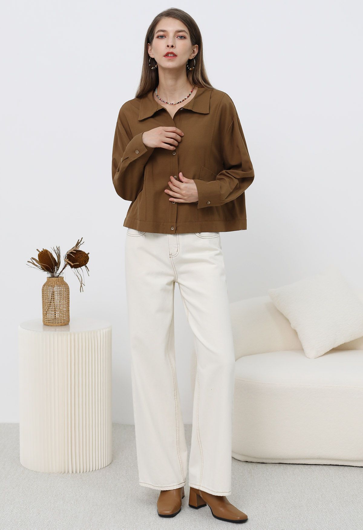 Chemise boutonnée minimaliste avec poche avant en caramel