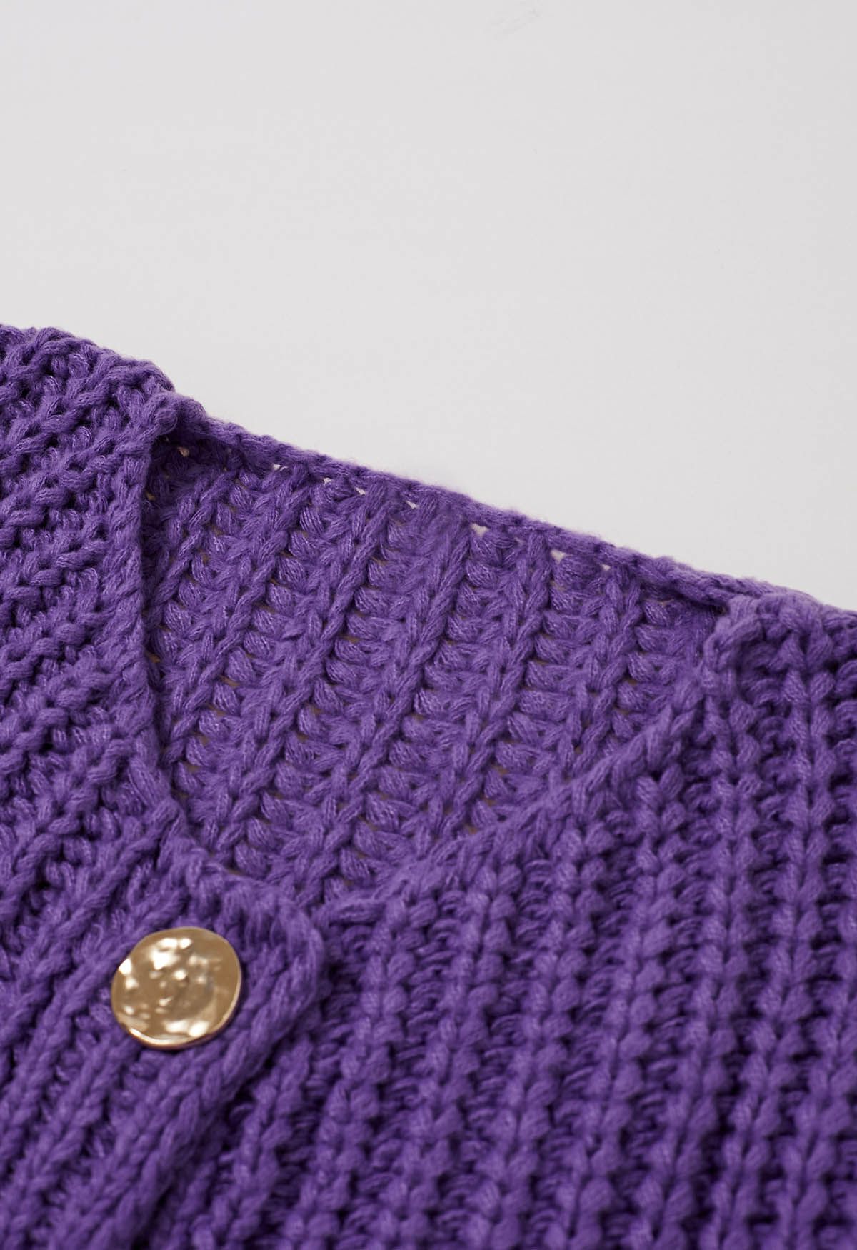 Gilet en tricot épais avec poches plaquées et boutons dorés audacieux en violet