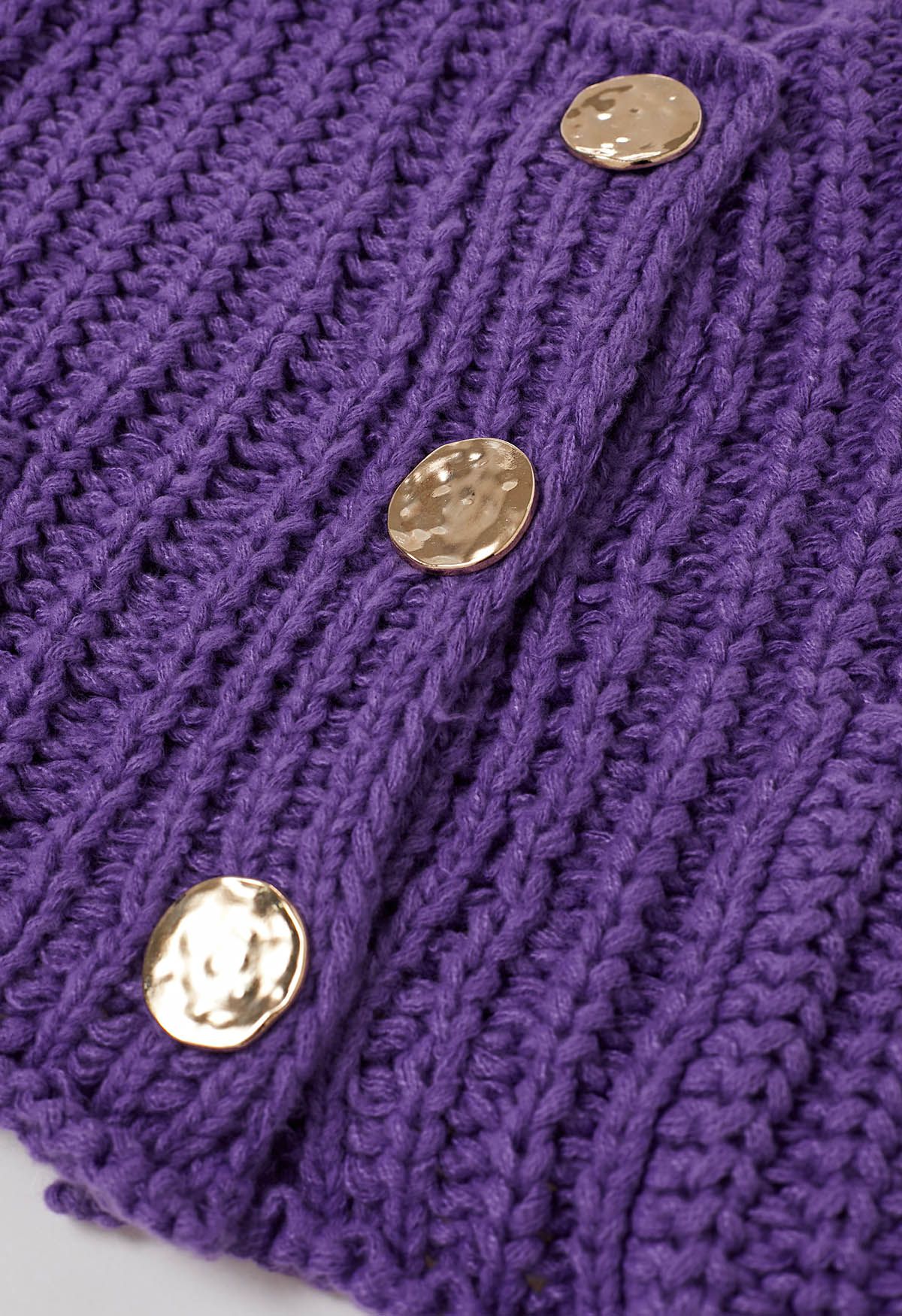 Gilet en tricot épais avec poches plaquées et boutons dorés audacieux en violet