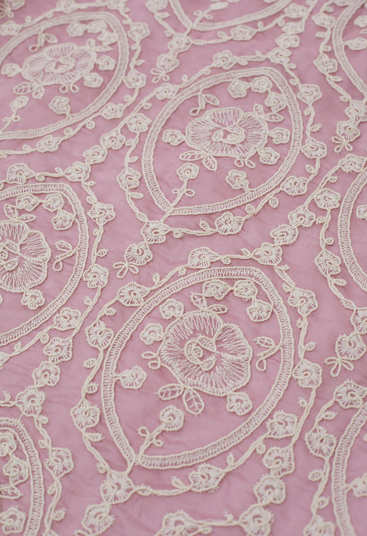 Haut à manches longues festonné avec superposition de broderies en rose poudré