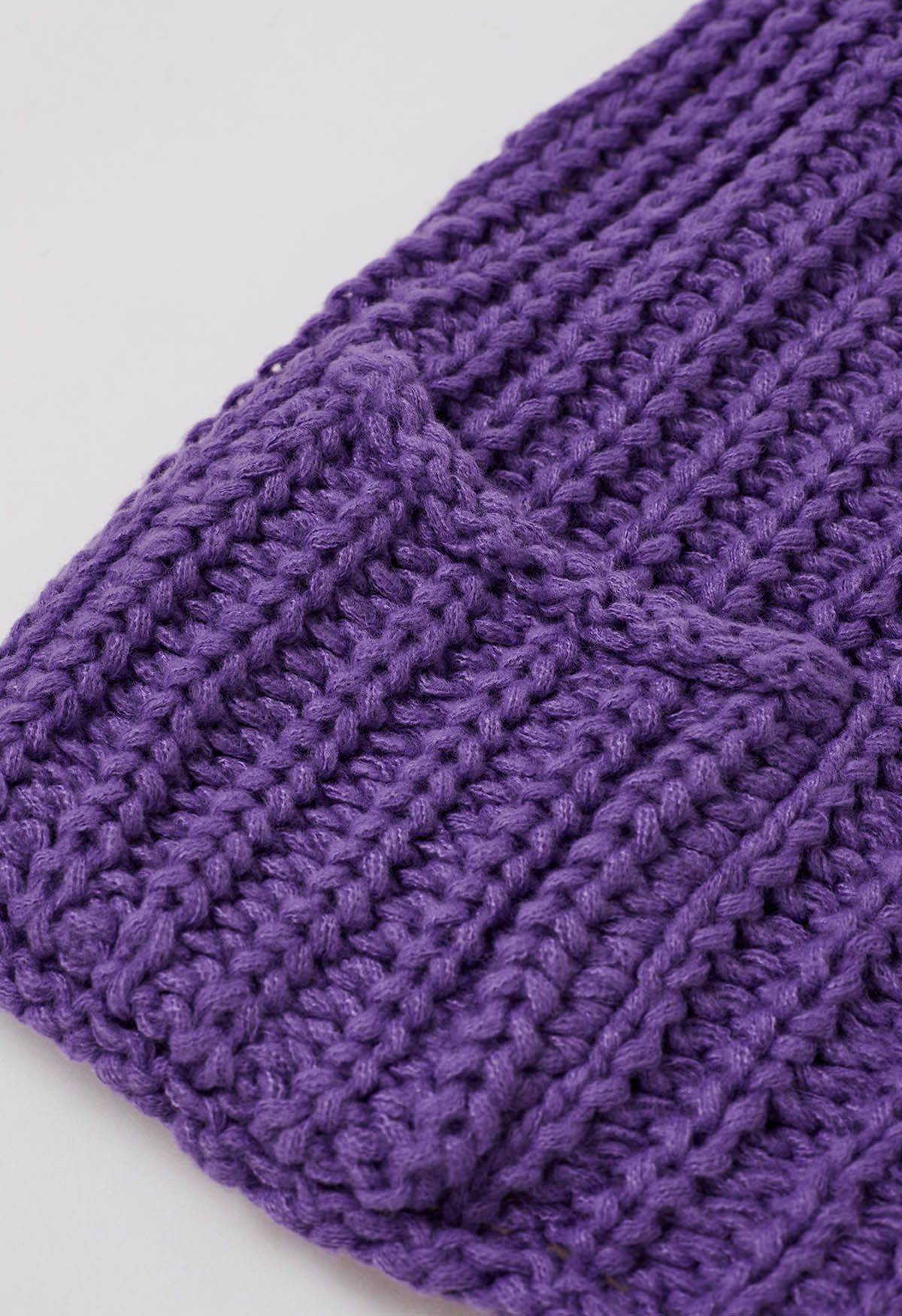 Gilet en tricot épais avec poches plaquées et boutons dorés audacieux en violet