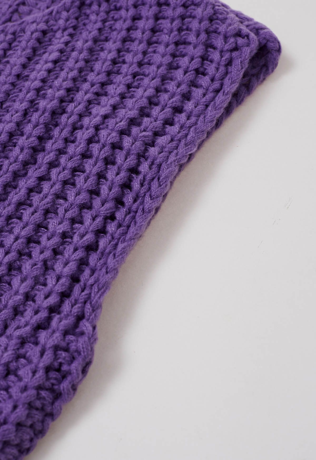 Gilet en tricot épais avec poches plaquées et boutons dorés audacieux en violet